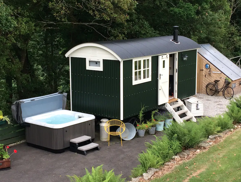 Shepherd's hut with hot tub in Cornwall